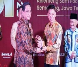 Bupati Rohil Afrizal Sintong menerima penghargaan KDI 2022 MNC.(foto: istimewa)