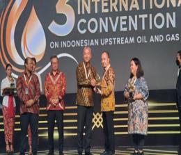 Direktur PT BSP, Iskandar menerima penghargaan 3rd International Convention on Indonesian Upstream Oil and Gas 2022 di Bali.(foto: diana/halloriau.com)