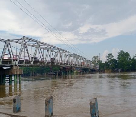 Sungai Kampar di Desa Teratak Buluh meluap.(foto: mg2/halloriau.com)