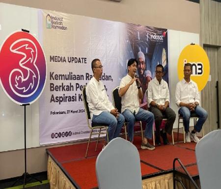 Manajemen Indosat Sumatera saat buka bersama media di Pekanbaru.(foto: sri/halloriau.com)