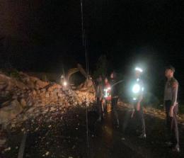 Jalur lintas Sumatera Barat (Sumbar) - Riau putus total akibat longsor di Kabupaten Kampar, Selasa (21/3/2023).