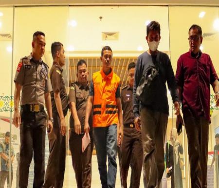 Oknum polisi Bripka BA tersangka kasus suap ditahan Kejati Riau (foto/detik)