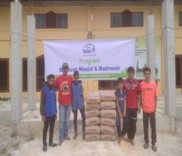 Rumah Yatim Cabang Riau menyalurkan bantuan bahan bangunan untuk membantu proses pembangunan Masjid Nurul Huda