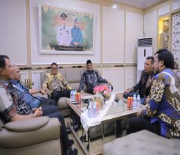Pj Walikota Pekanbaru, Muflihun menerima kunjungan Walikota Padang dan rombongan.(foto: pgi)