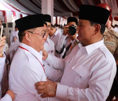 Marwan Yohanis (kiri) saat dirangkul Prabowo Subianto. Marwan percaya caleg tak perlu sampai keluar uang banyak demi memenangkan Pemilu (foto:ist)