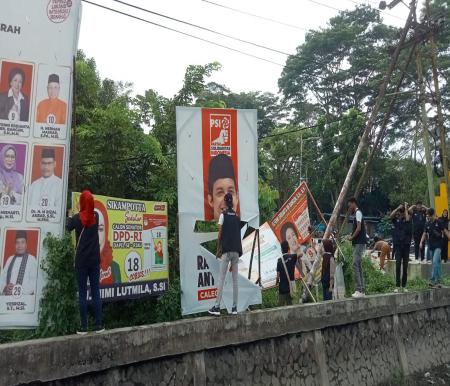 Jajaran petugas Bawaslu Kota Pekanbaru tampak menertibkan APK di tepian Jalan Sudirman, Minggu (11/2/2024) (foto: Rinai/halloriau)