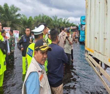 Kapolda Riau, Irjen Pol M Iqbal saat meninjau Jalintim yang dilanda banjir.(foto: andi/halloriau.com)