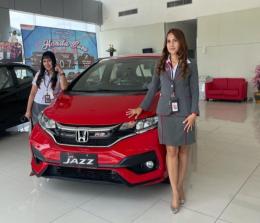 Sales counter HSH disamping Honda Jazz