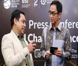 Corporate Secretary PT BSI Tbk Gunawan Arif Hartoyo (kiri) dan Komposer dan Konduktor Addie MS (kanan) saat press conference BSI Charity Consert 2023 di The Tower, Jakarta. (23/02).(foto: istimewa)