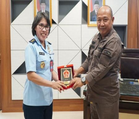 Wakajati Riau terima kunjungan Oditur Militer.(foto: mg1/halloriau.com)