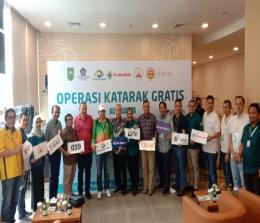 Pengurus IKPTB dan Kadiskes Riau dalam kegiatan Operasi Katarak Gratis di RS Awal Bros Sudirman Pekanbaru.(foto: bayu/halloriau.com)
