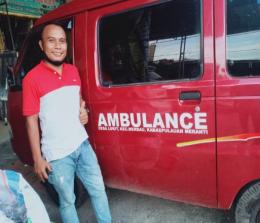 Salah seorang perwakilan dari tim masyarakat Desa Lukit, Tedjo Rajiono bersama mobil yang akan dijadikan ambulans