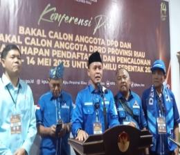 Ketua DPD Demokrat Riau, Agung Nugroho (tengah) usai mendaftarkan Bacaleg ke KPU Riau (foto/rinai-halloriau)