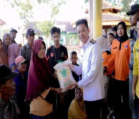 Bupati Rohil, Afrizal Sintong membagikan bantuan sembako bagi warga yang terdampak banjir di Kelurahan Bagan Barat dan Bagan Hulu (foto/afrizal)