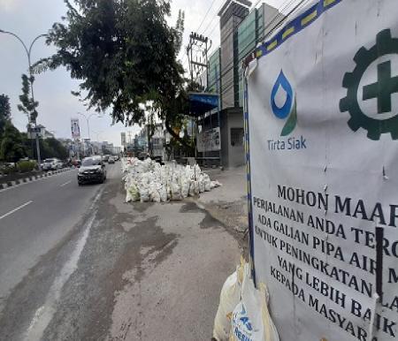 Proyek galian Perumdam Tirta Siak di Jalan Nangka Pekanbaru bikin macet (foto/bayu-halloriau)