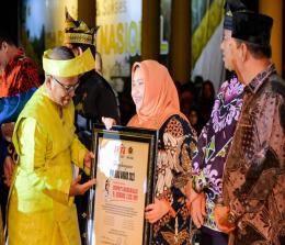 Bupati Bengkalis, Kasmarni meraih penghargaan PWI Award Riau di malam puncak HPN dan HUT ke-77 PWI di Tembilahan (foto/ist)