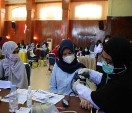Dinas Kesehatan Dumai menggelar kegiatan vaksinasi massal di gedung Pendopo Jalan Putri Tujuh Kota Dumai baru-baru ini.