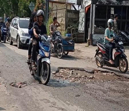 Jalan Inpres, Marpoyan Damai, Pekanbaru rusak parah.(foto: mimi/halloriau.com)