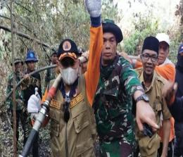 Wabup Bengkalis, Bagus Santoso saat ikut memadamkan karhutla di Desa Kembung Luar.(foto: zulkarnaen/halloriau.com)