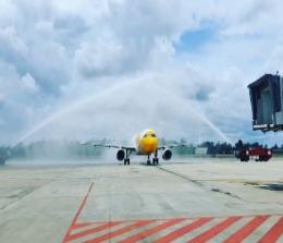 Pendaratan pesawat Fly Scoot Airlines disambut prosesi water salute (foto/ist)