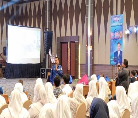 Ketua DPC Partai Demokrat Kota Pekanbaru Tengku Azwendi Fajri memberikan pendidikan politik ke Gen Z (foto/mimi)
