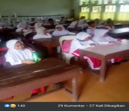 Tangkapan layar video siswa di salah satu sekolah di Kepulauan Meranti menangis karena mengetahui gurunya akan pindah