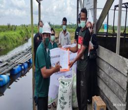 Perkuat Kemitraan dengan MPA, PT SLS Salurkan Bantuan Pakan Ikan