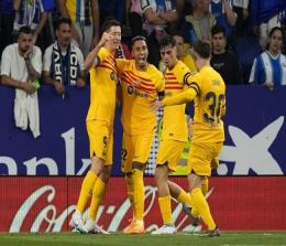 Para pemain Barcelona merayakan gol Robert Lewandowski (Kiri) ke gawang Espanyol di La Liga Spanyol. Barcelona menang 4-2 dan memastikan gelar juara La Liga Spanyol musim 2022/2023. 