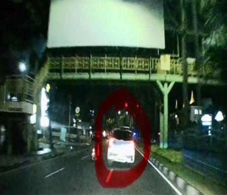 Polisi sedang mencari pengemudi mobil yang viral ugal-ugalan di Jalan Jenderal Sudirman Pekanbaru (foto/int)