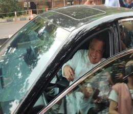 Sekda SF Hariyanto langsung masuk ke mobil saat dicecar pertanyaan oleh wartawan (foto/detik)