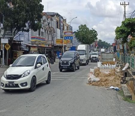 Galian proyek PDAM Tirta Siak di Jalan Harapan Raya Pekanbaru.(foto: rahmat/halloriau.com)