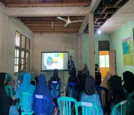 Kegiatan sosialisasi kesetaraan gender dan pelatihan kerajinan tangan Mahasiswa Kukerta Unri di Desa Muara Jalai.(foto: istimewa)