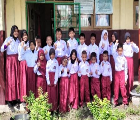 Wajah-wajah bahagia siswa-siswi SDN 12 Lukit saat menerima bantuan seragam sekolah berbahan viscose rayon dari PT RAPP.(foto: istimewa)