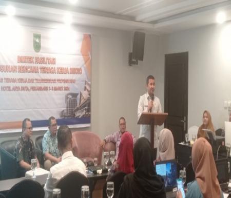 Kepala Disnakertrans Riau, Bobby Rachmat saat Bimtek di Pekanbaru (foto/rivo)