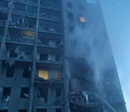 Sebuah apartemen 9 lantai di Odesa Ukraina hancur dihantam rudal Rusia