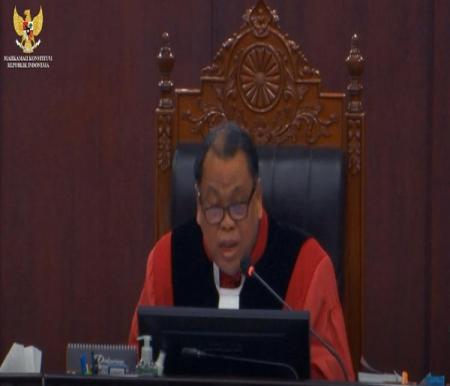 Hakim MK, Arief Hidayat membacakan putusan terkait gugatan penetapan Cawapres, Gibran di Pemilu 2024 (foto/Youtube)