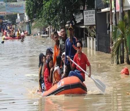 Anak-anak dievakuasi saat banjir.(ilustrasi/int)