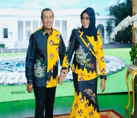 Gubernur Riau Syamsuar beserta istri menampilkan batik riau hasil kreasi pebatik daerah, dengan motif perahu baganduang berpadu bunga kiambang dalam balutan warna kuning dan dongker. 