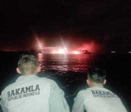 Personel Bakamla RI akan mengamankan MV Dumai Line 5 yang terbakar di Sekupang.