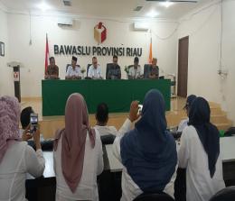 Jajaran pengurus DPW Perindo Riau saat berkunjung ke Bawaslu Riau.(foto: rico/halloriau.com)