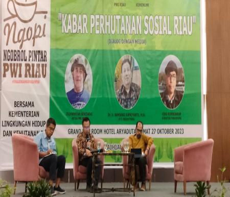 Pembukaan Ngobrol Pintar (Ngopi) PWI Riau kerja sama dengan Kemen LHK RI di Hotel Aryaduta Pekanbaru (foto/ist)