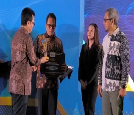 Kadiskominfotik Riau menerima penghargaan Media Center Terbaik Nasional 2024 untuk MCR dari Wamen Kominfo.(foto: istimewa)