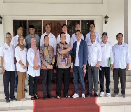 Pj Gubernur Riau, SF Hariyanto bersama Ketua PWI Riau, Raja Isyam Azwar dan para pengurus PWI Riau.(foto: istimewa)