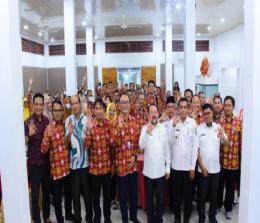 Sekdakab Bengkalis, Bustami HY bersama rombongan BPKP Riau di Pulau Rupat.(foto: zulkaenaen/halloriau.com)