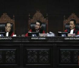 Majelis hakim konstitusi yang diketuai Anwar Usman menolak seluruh permohonan Prabowo-Sandi.