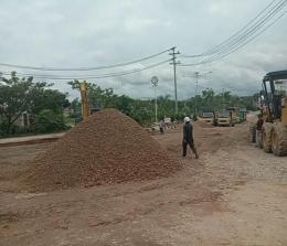 Para pekerja dari rekanan mulai melaksanakan kegiatan peningkatan jalan jalur dua Km 4 Desa Koro Tinggi- Desa Sukamaju Kecamatan Rambah.