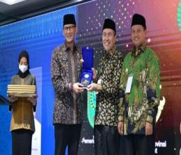 Gubernur Riau Syamsuar menerima penghargaan Anugerah Adinata Syariah 2023 (foto/int)