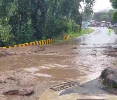 Banjir lahar Gunung Marapi dilaporkan terjadi di Agam, Jumat (5/4/2024).