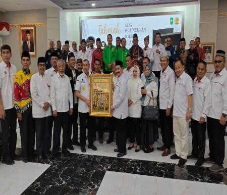Gubri  H Syamsuar menerima penghargaan dari FPK Provinsi Riau.Penghargaan berupa Sertikat Ucapan Terima Kasih ini diserahkan langsung Ketua FPK Riau H.Auni M Noor di Balai Paung Janggi Gedung Daerah Provinsi Riau, Rabu (1/11/2023).