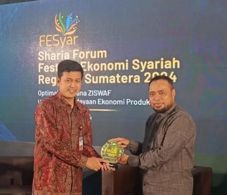Baznas Provinsi Riau menerima penghargaan sebagai yang terbaik, dalam ajang Fesyar Regional Sumatera 2024. 
